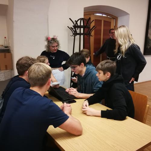 Students, teachers and Franciscan friars are working together