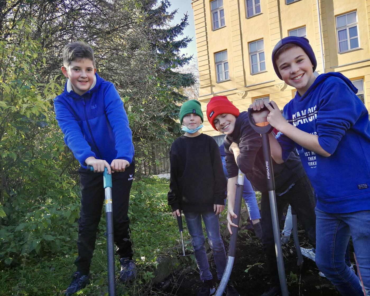 P20_3_Garten03 Unser Schulbeet: In der Natur arbeiten, entdecken, beobachten, graben, einpflanzen, ernten, Spaß haben