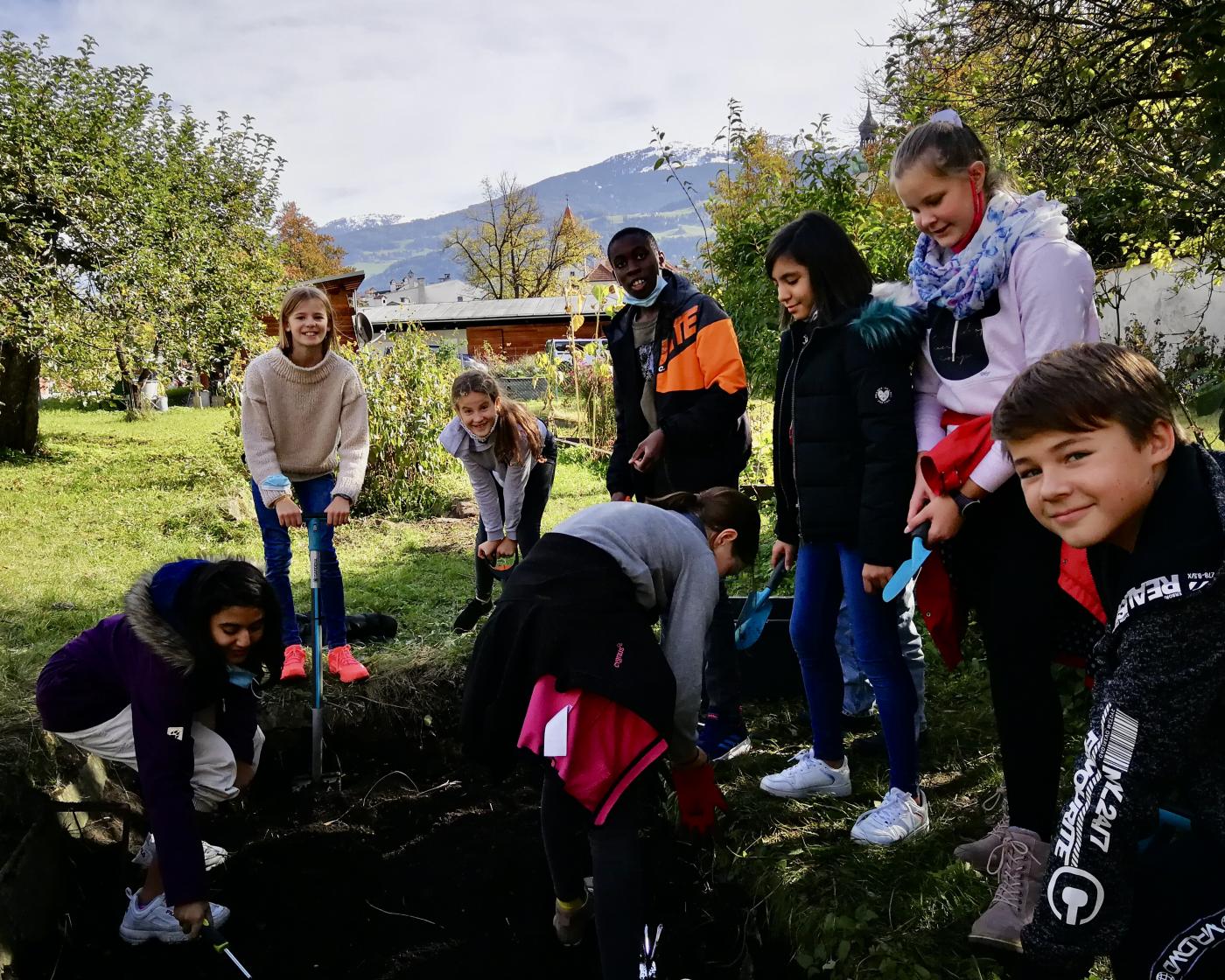 P20_3_Garten05 Unser Schulbeet: In der Natur arbeiten, entdecken, beobachten, graben, einpflanzen, ernten, Spaß haben
