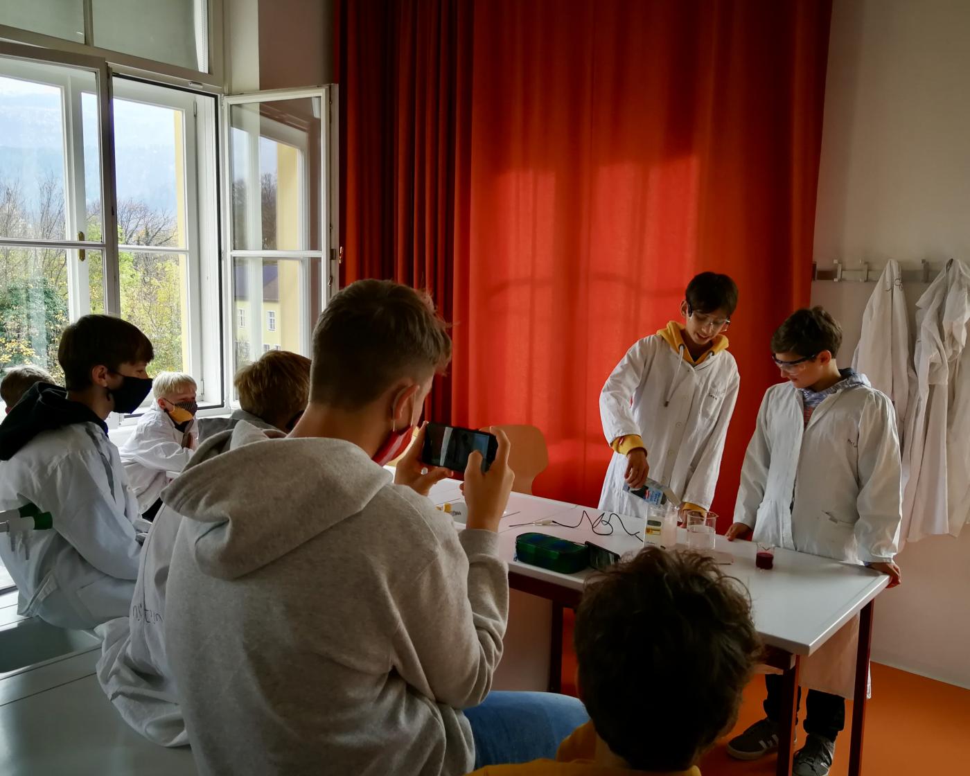 P20_4_Eis02 Filmprojekt der Klasse 4a in Chemie zum virtuellen Tag der offenen Tür: Herstellung von Speiseeis