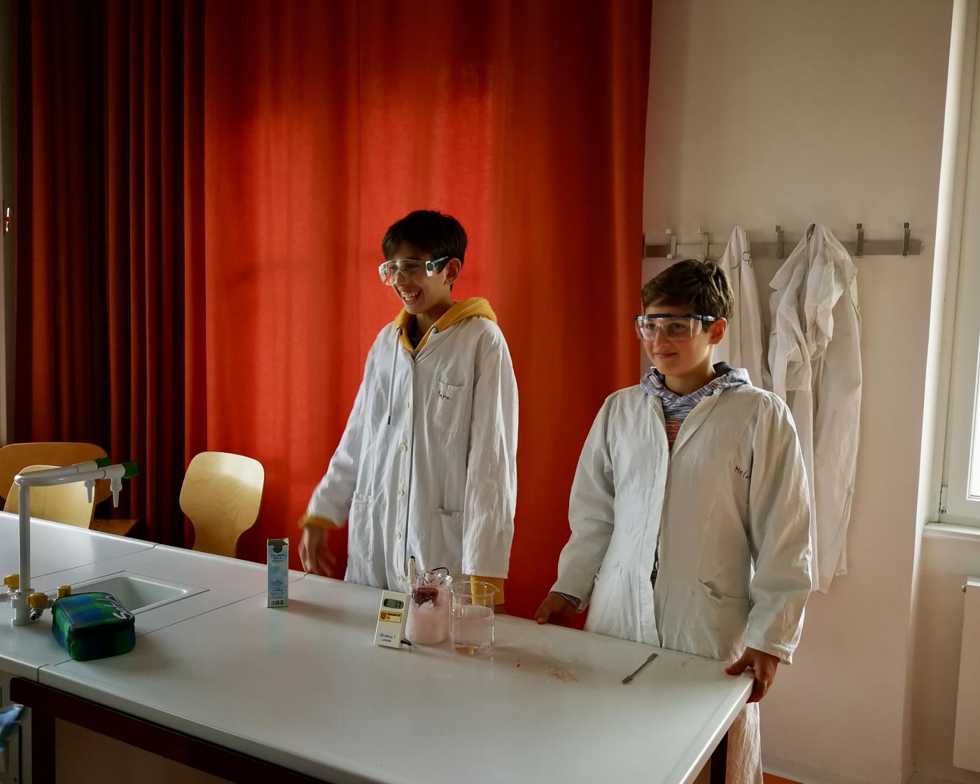 P20_4_Eis03 Filmprojekt der Klasse 4a in Chemie zum virtuellen Tag der offenen Tür: Herstellung von Speiseeis