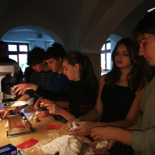 Forming bread rolls