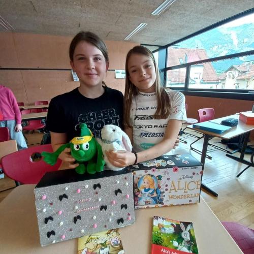 Reading, creating, presenting in English