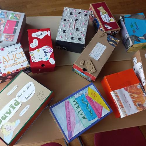 Reading, creating, presenting in English