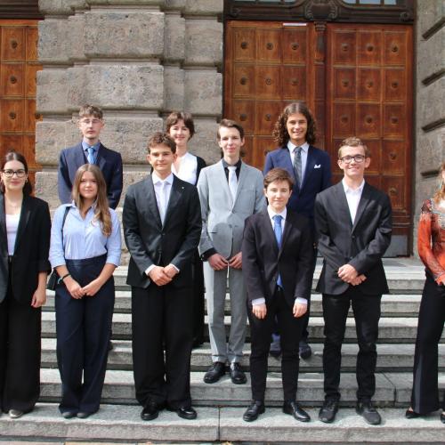 Die Spannung steigt - Gruppenfoto vor der Uni Innsbruck