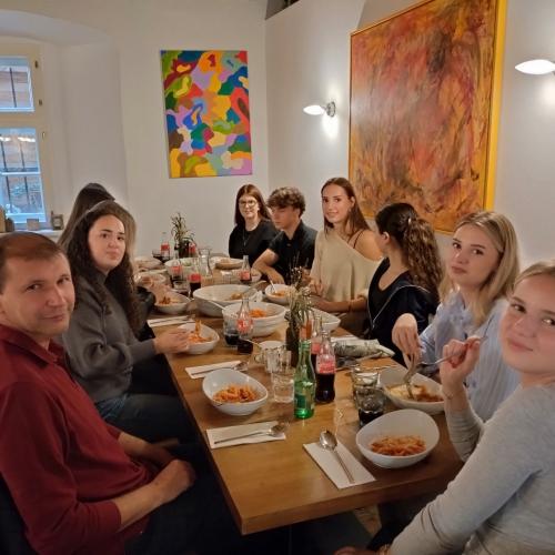 Gemeinsames Essen in Hall 